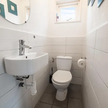 Mit Sonnenterrasse Und Grossem Suedgarten In Strandnaehe - Garnekuul 69 *